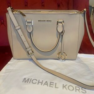 Micheal Kors handbag in gorgeous, versatile beige color with dust bag